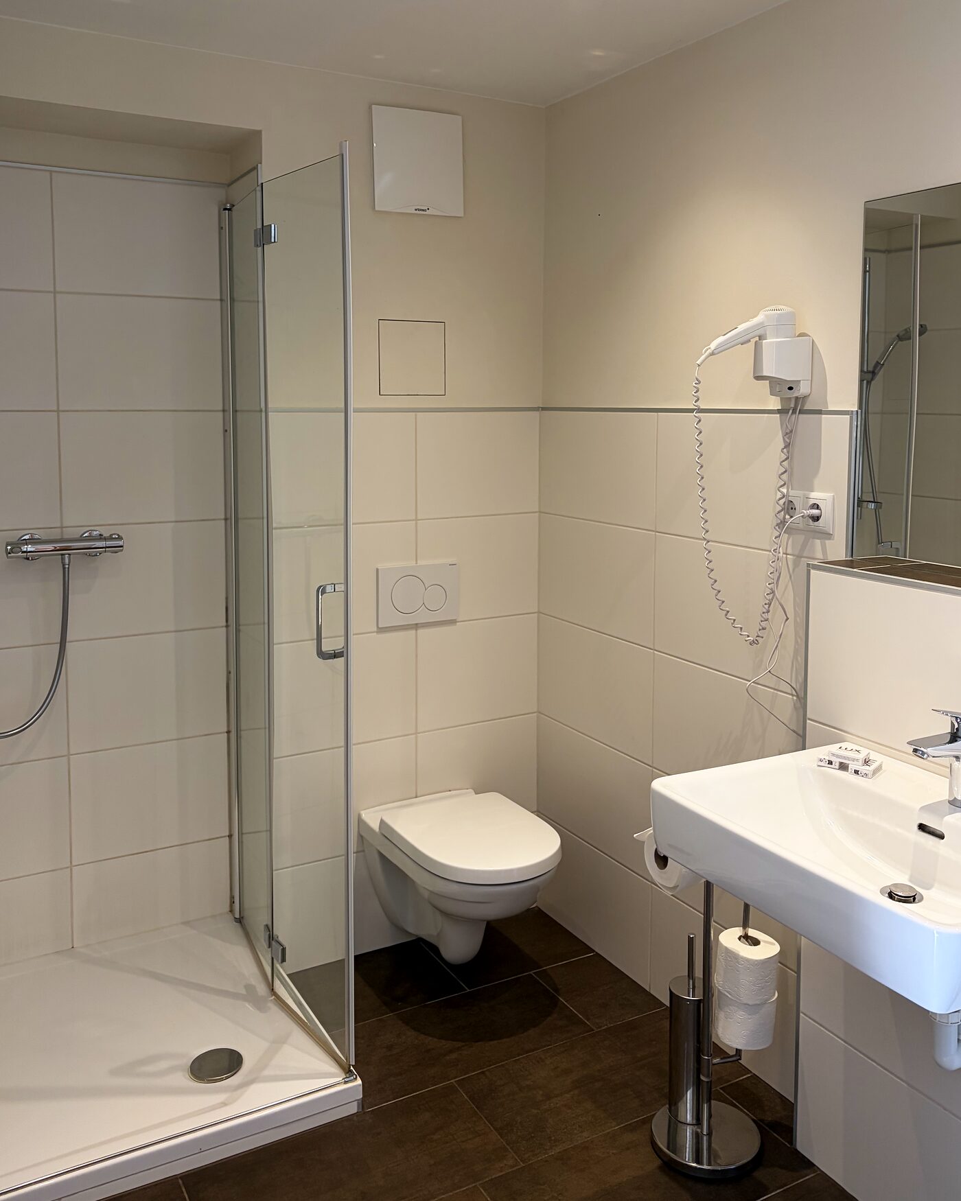 Bad mit ebenerdiger Dusche und Waschbecken