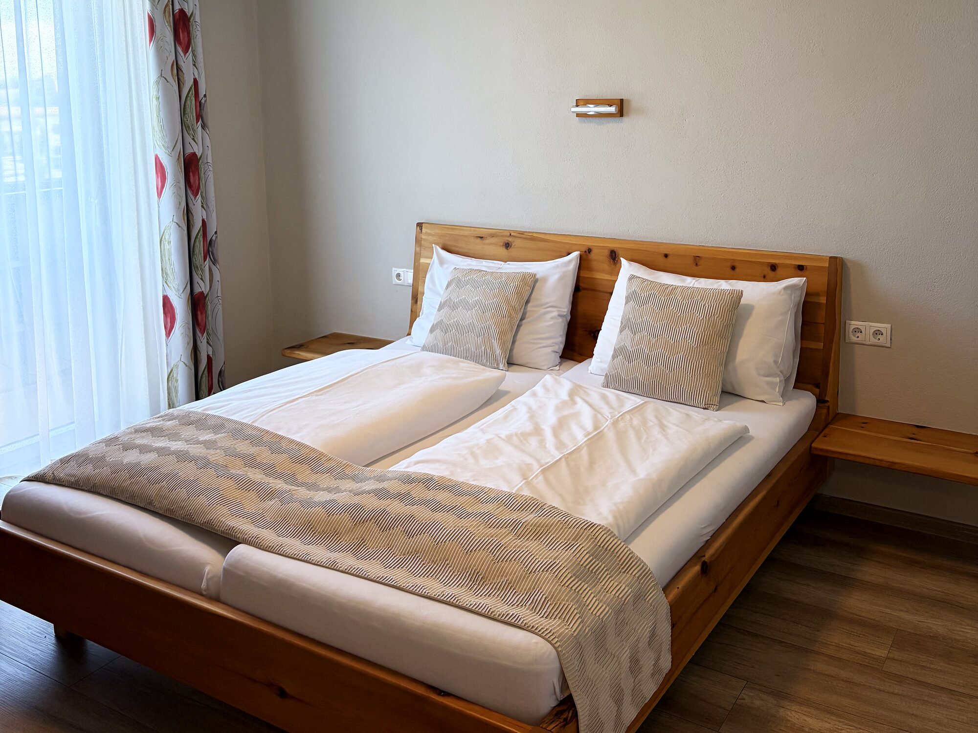Doppelzimmer mit Bett aus Zirbenholz