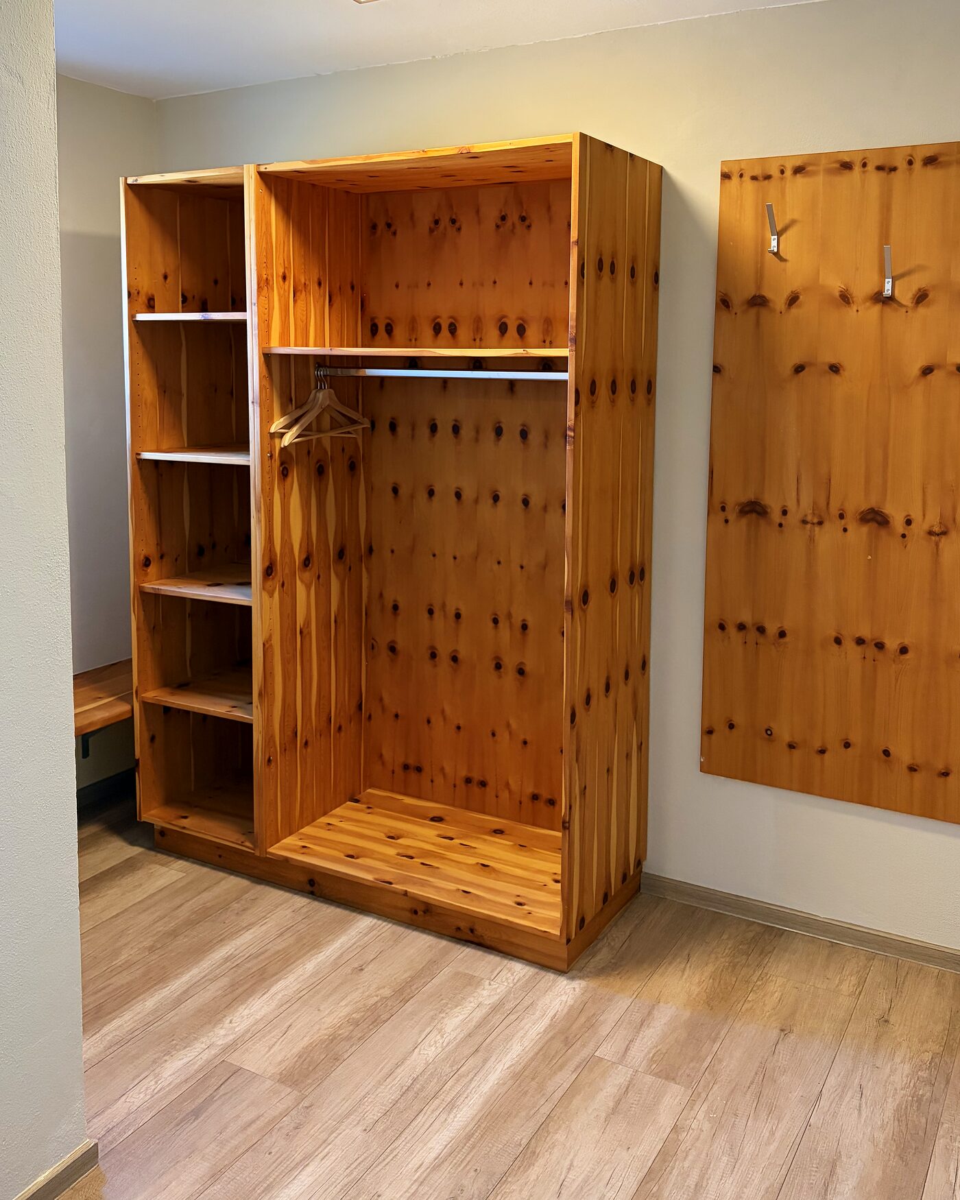 Kleiderschrank und Garderobe aus Zirbenholz